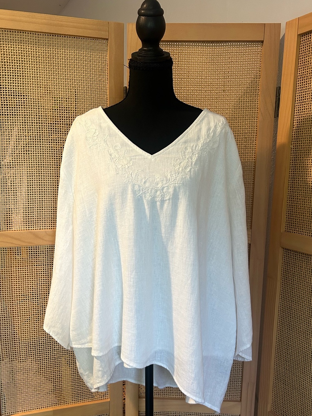 NWOT Karen Kane White Embroidered V-Neck Tunic Top Layered Hem Cotton Plus 2X
